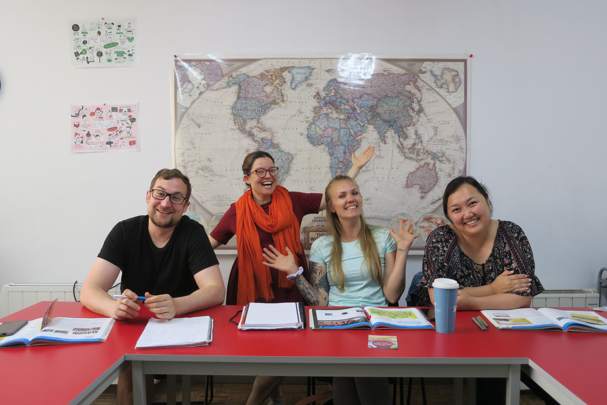 Clase de grupo de español y de catalán para extranjeros